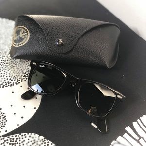 RAY BAN Wayfarer Sunglasses